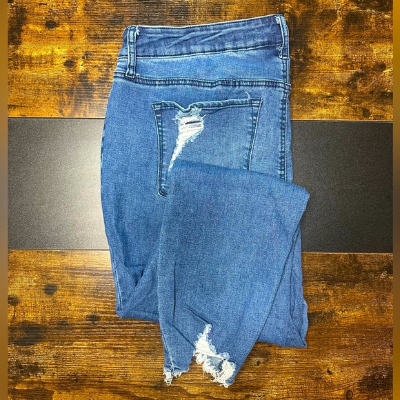 ARULA Denim - ARULA distressed jeans